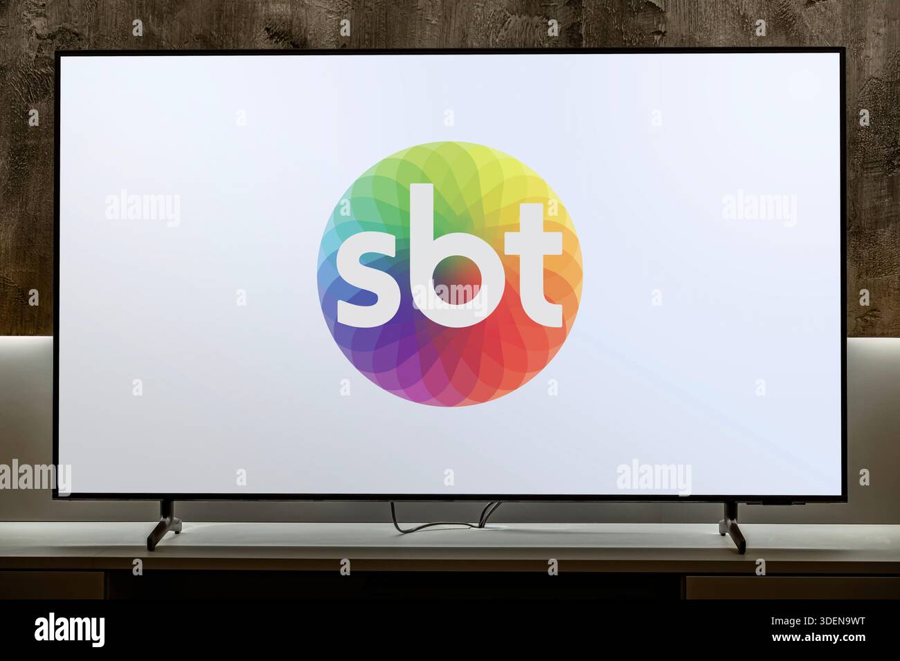 POZNAN, POL - 21 nov 2025 : téléviseur à écran plat affichant le logo de SBT, un système de télévision brésilien Banque D'Images