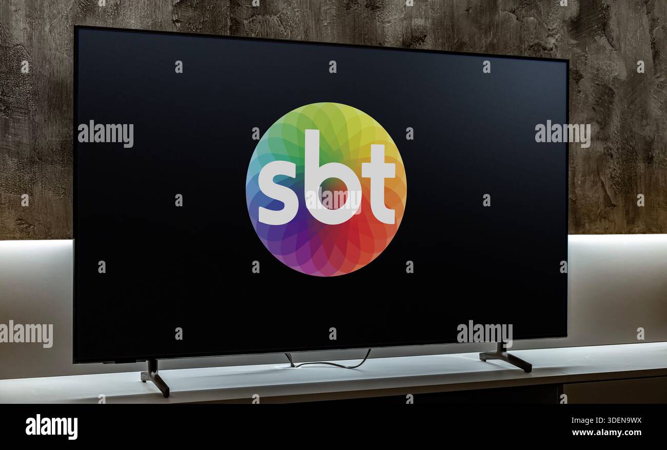 POZNAN, POL - 21 nov 2025 : téléviseur à écran plat affichant le logo de SBT, un système de télévision brésilien Banque D'Images