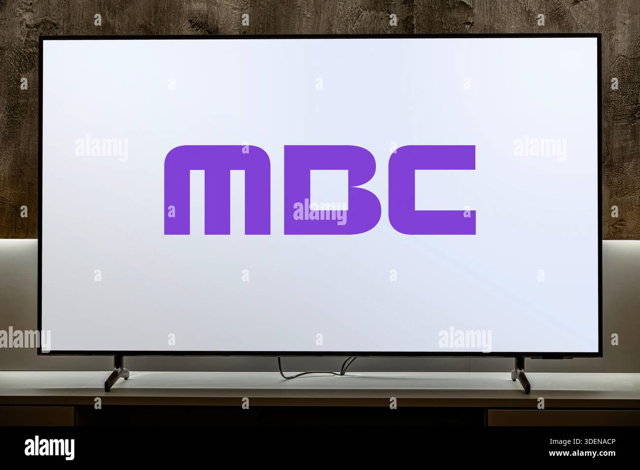 POZNAN, POL - nov 25, 2025 : téléviseur à écran plat affichant le logo de MBC ou de Munhwa Broadcasting Corporation Banque D'Images