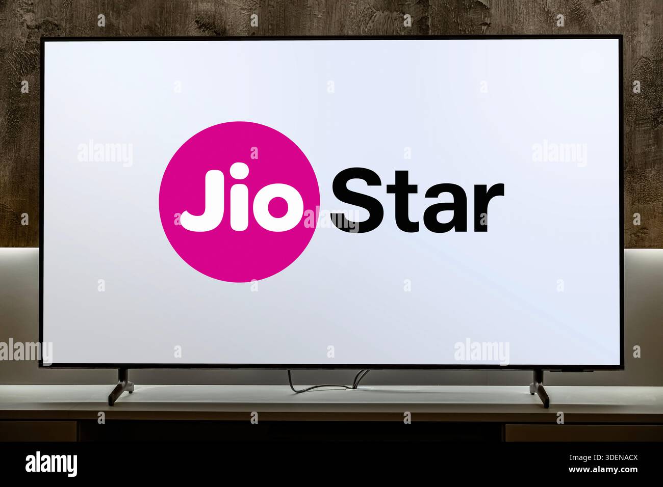 POZNAN, POL - nov 25, 2025 : téléviseur à écran plat affichant le logo de JioStar Banque D'Images