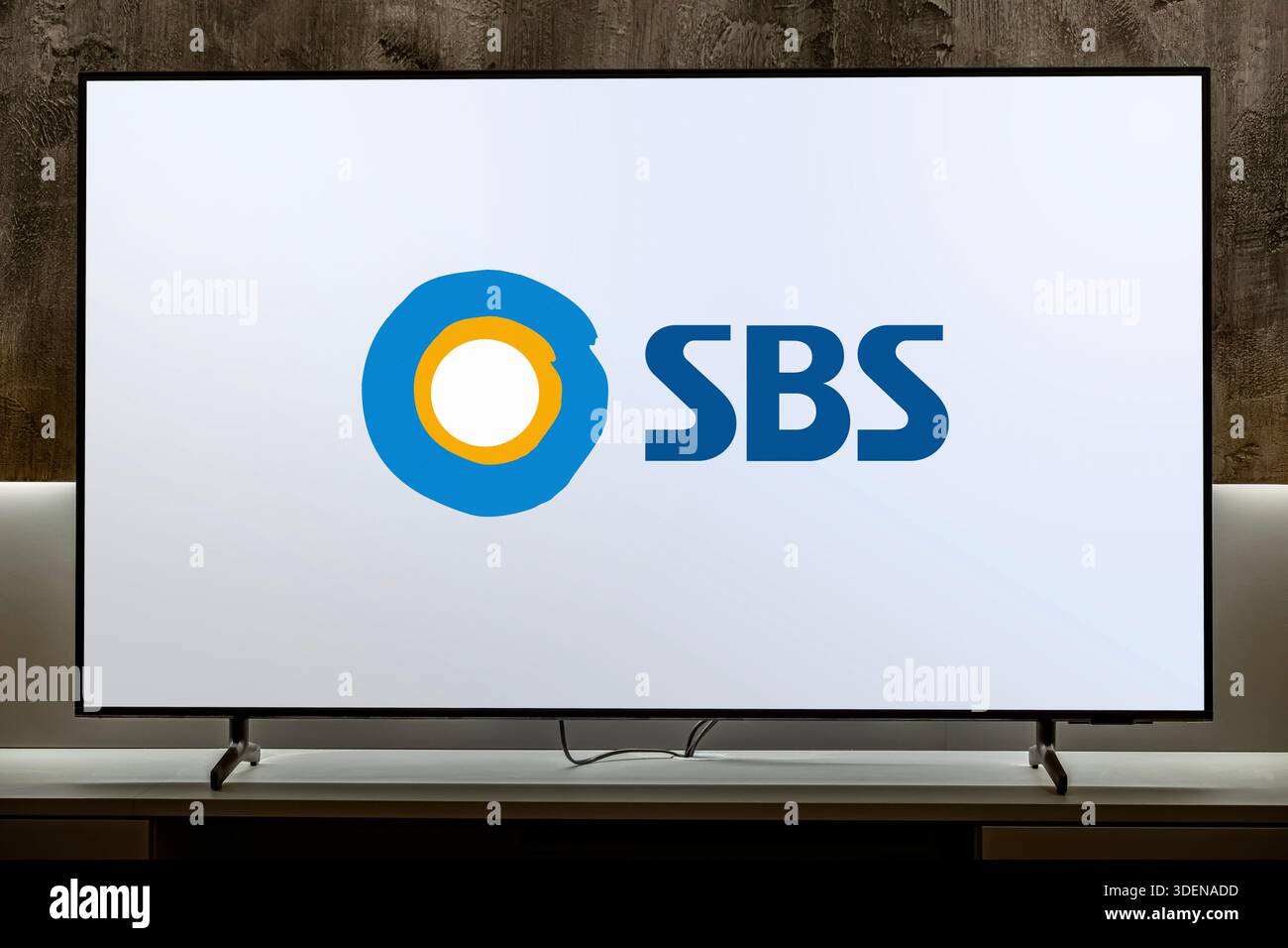 POZNAN, POL - nov 25, 2025 : téléviseur à écran plat affichant le logo de SBS, Seoul Broadcasting System Banque D'Images