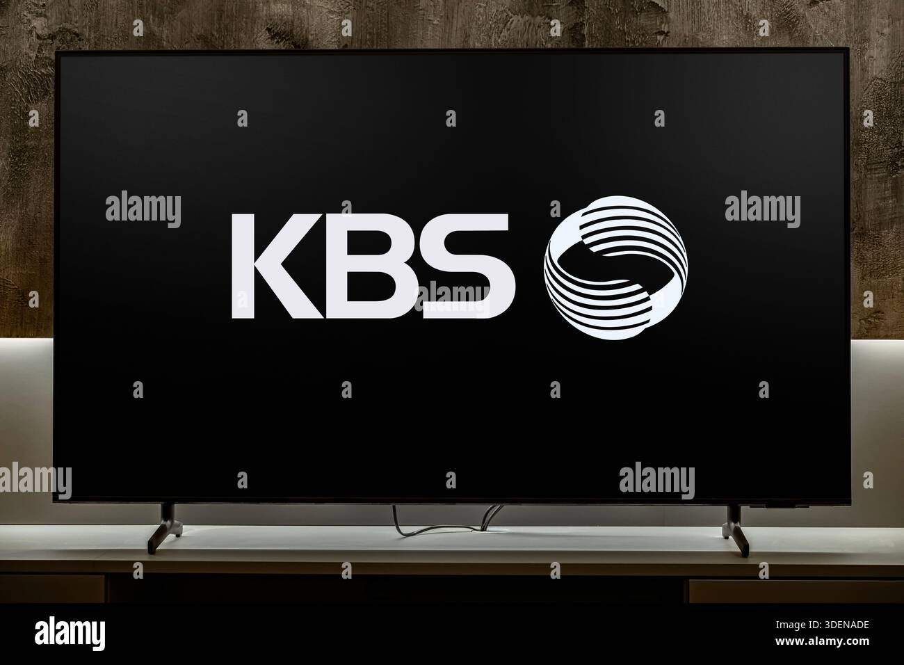 POZNAN, POL - nov 25, 2025 : téléviseur à écran plat affichant le logo de KBS ou Korean Broadcasting System Banque D'Images
