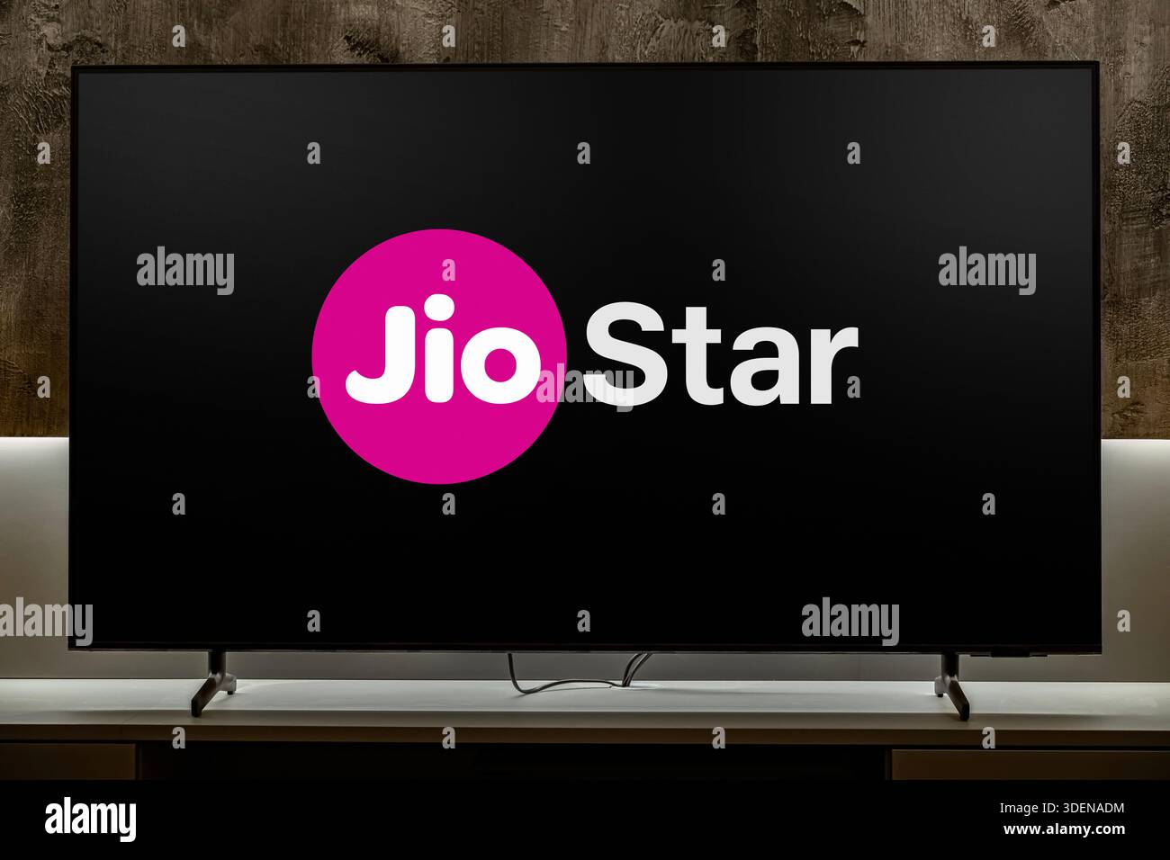 POZNAN, POL - nov 25, 2025 : téléviseur à écran plat affichant le logo de JioStar Banque D'Images