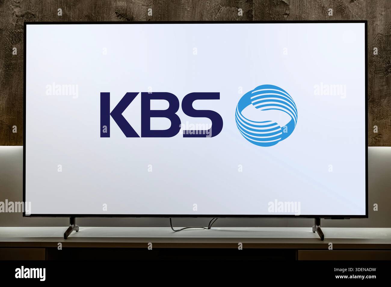 POZNAN, POL - nov 25, 2025 : téléviseur à écran plat affichant le logo de KBS ou Korean Broadcasting System Banque D'Images