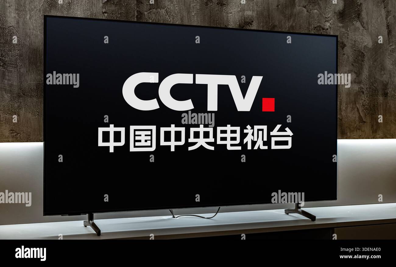 POZNAN, POL - nov 25, 2025 : téléviseur à écran plat affichant le logo de CCTV, chaîne de télévision nationale de la Chine Banque D'Images