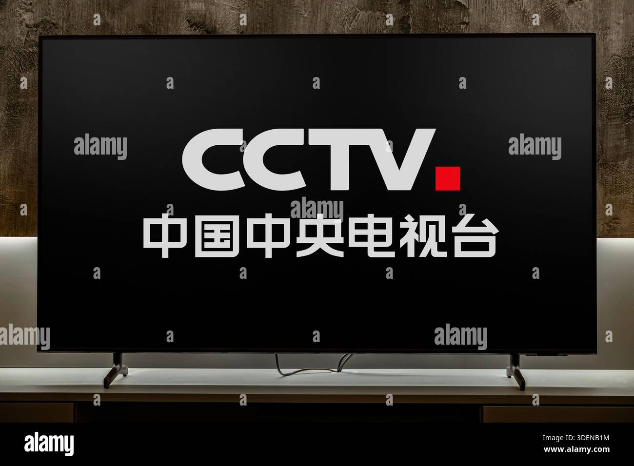 POZNAN, POL - nov 25, 2025 : téléviseur à écran plat affichant le logo de CCTV, chaîne de télévision nationale de la Chine Banque D'Images