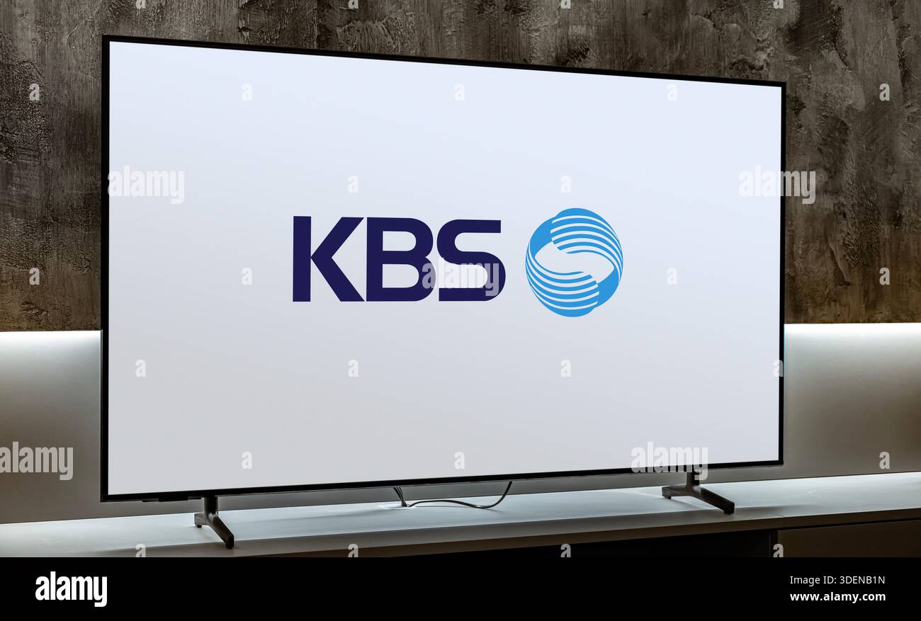 POZNAN, POL - nov 25, 2025 : téléviseur à écran plat affichant le logo de KBS ou Korean Broadcasting System Banque D'Images