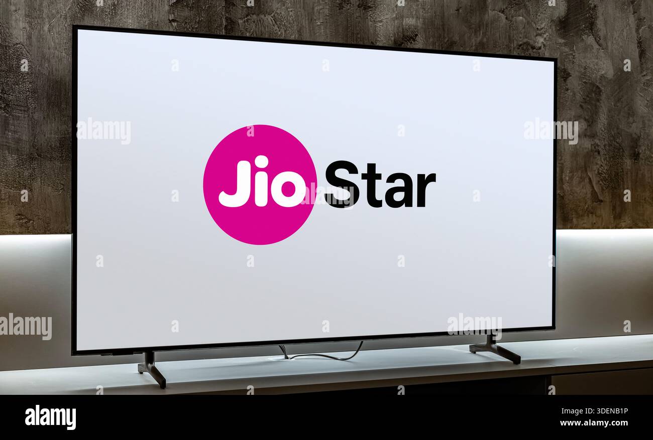 POZNAN, POL - nov 25, 2025 : téléviseur à écran plat affichant le logo de JioStar Banque D'Images