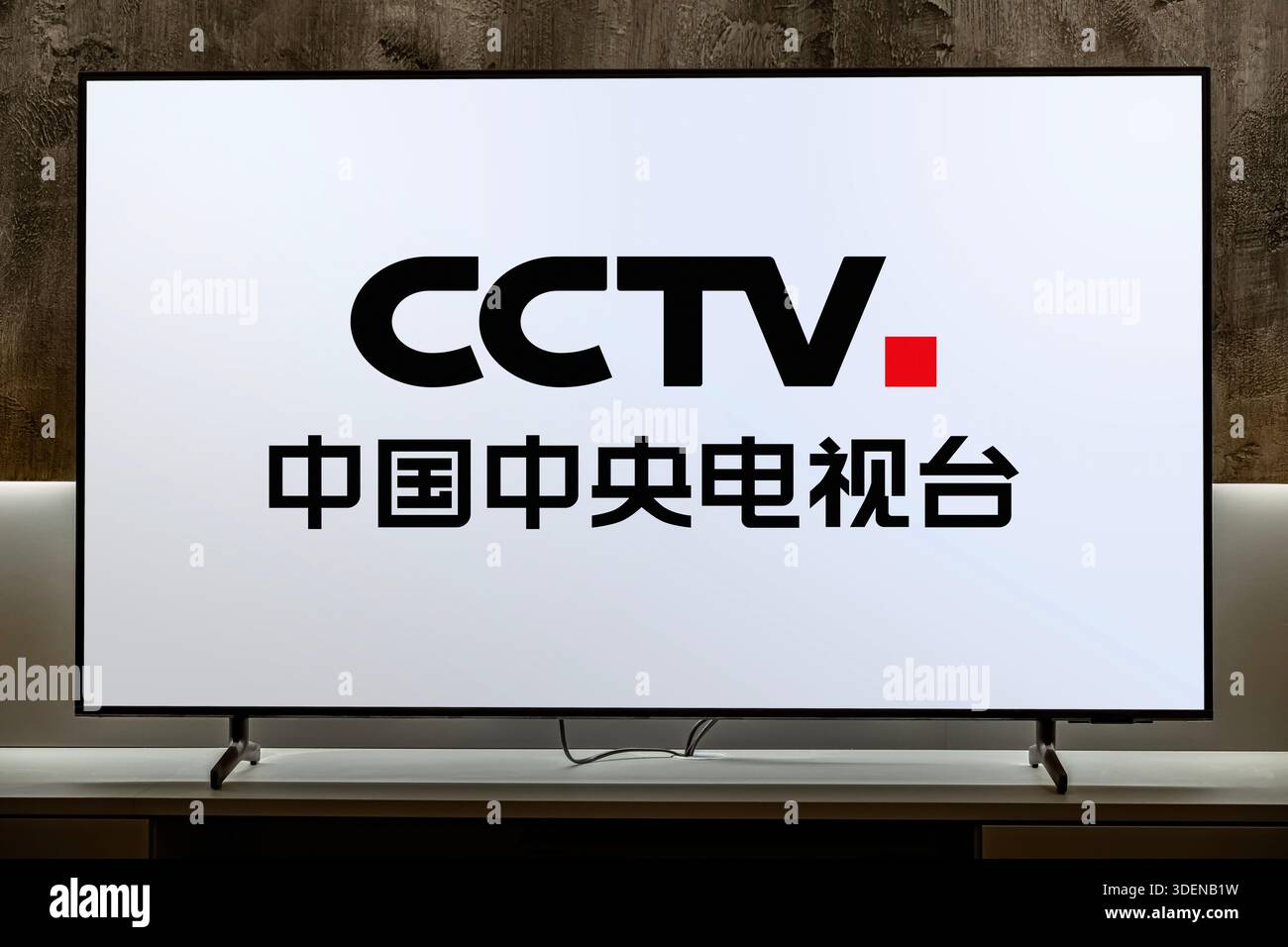 POZNAN, POL - nov 25, 2025 : téléviseur à écran plat affichant le logo de CCTV, chaîne de télévision nationale de la Chine Banque D'Images