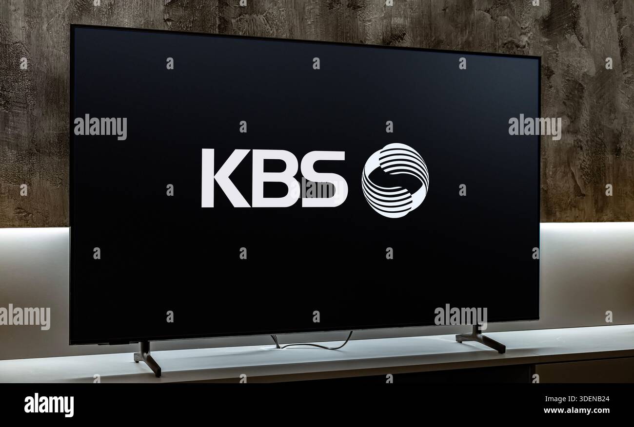 POZNAN, POL - nov 25, 2025 : téléviseur à écran plat affichant le logo de KBS ou Korean Broadcasting System Banque D'Images