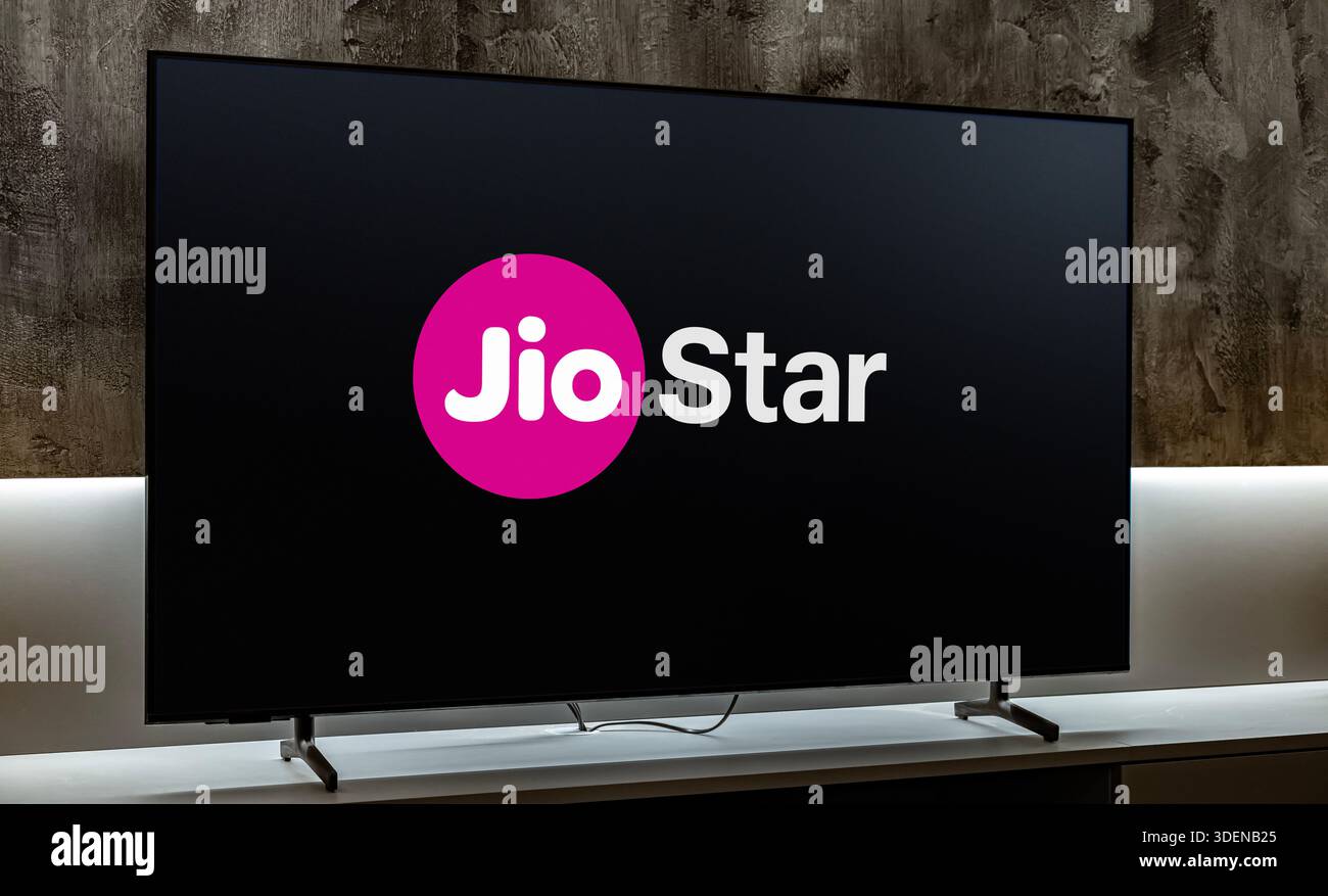 POZNAN, POL - nov 25, 2025 : téléviseur à écran plat affichant le logo de JioStar Banque D'Images