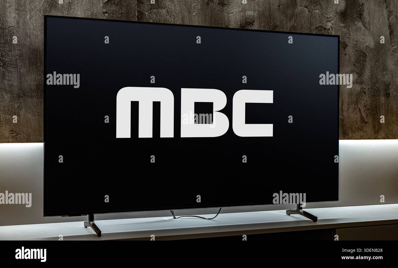 POZNAN, POL - nov 25, 2025 : téléviseur à écran plat affichant le logo de MBC ou de Munhwa Broadcasting Corporation Banque D'Images