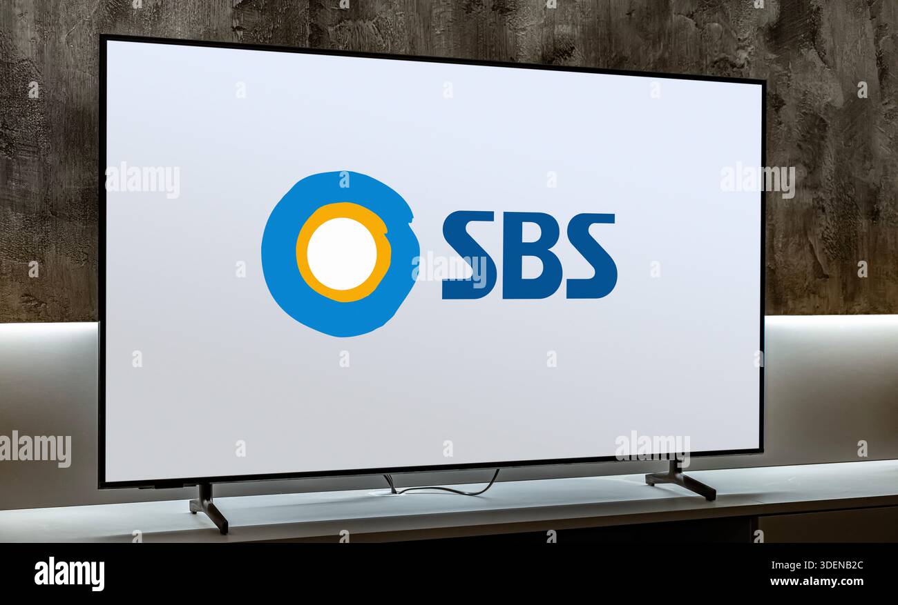 POZNAN, POL - nov 25, 2025 : téléviseur à écran plat affichant le logo de SBS, Seoul Broadcasting System Banque D'Images