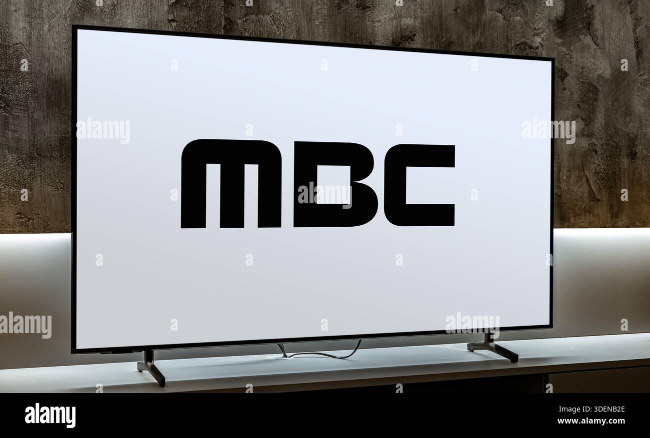 POZNAN, POL - nov 25, 2025 : téléviseur à écran plat affichant le logo de MBC ou de Munhwa Broadcasting Corporation Banque D'Images