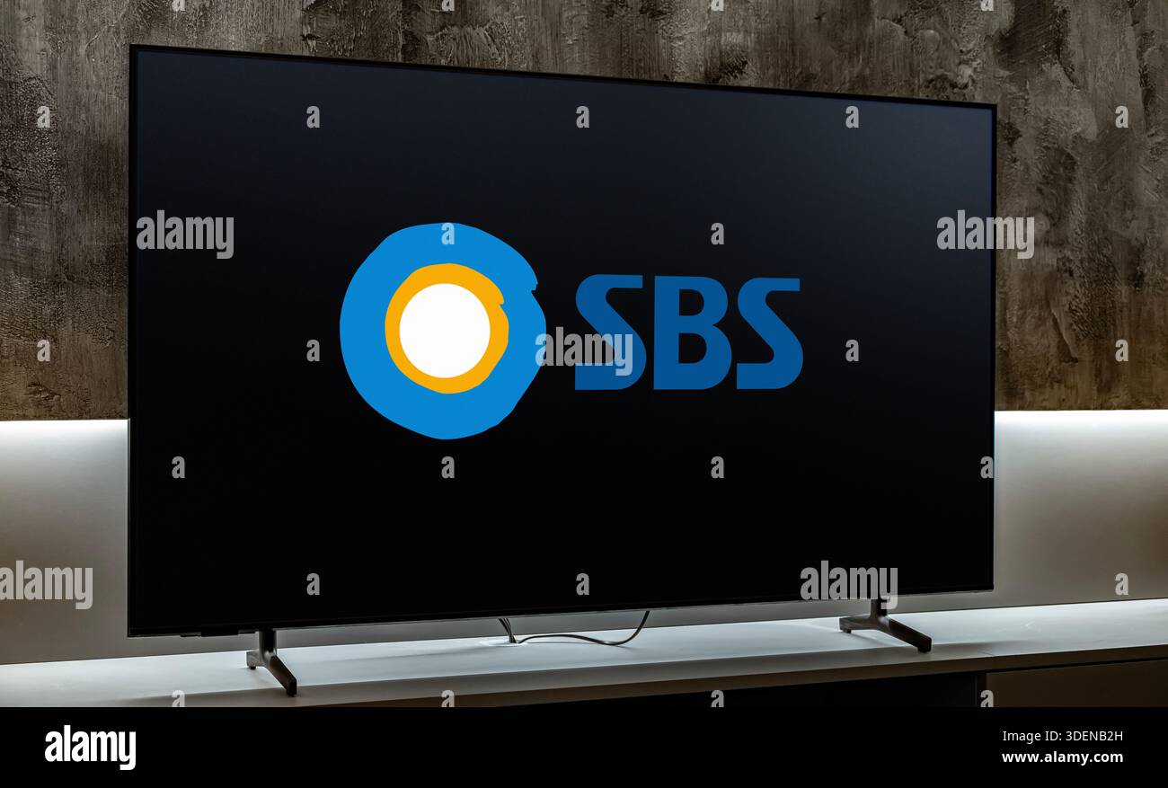 POZNAN, POL - nov 25, 2025 : téléviseur à écran plat affichant le logo de SBS, Seoul Broadcasting System Banque D'Images