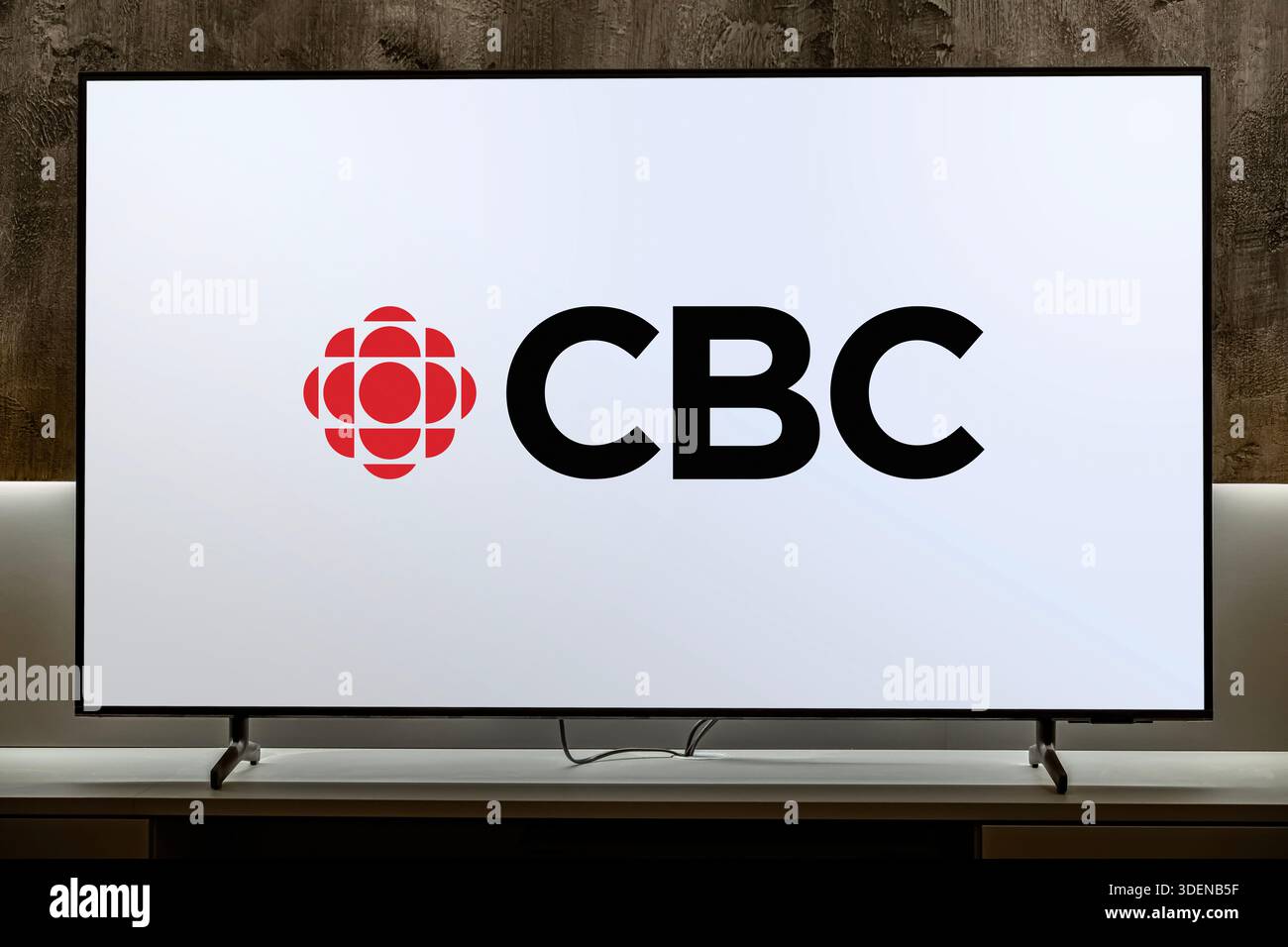 POZNAN, POL - nov 25, 2025 : téléviseur à écran plat affichant le logo de CBC Television Banque D'Images