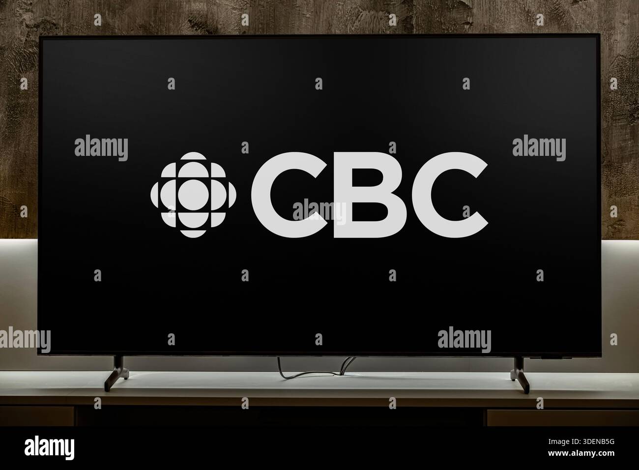 POZNAN, POL - nov 25, 2025 : téléviseur à écran plat affichant le logo de CBC Television Banque D'Images