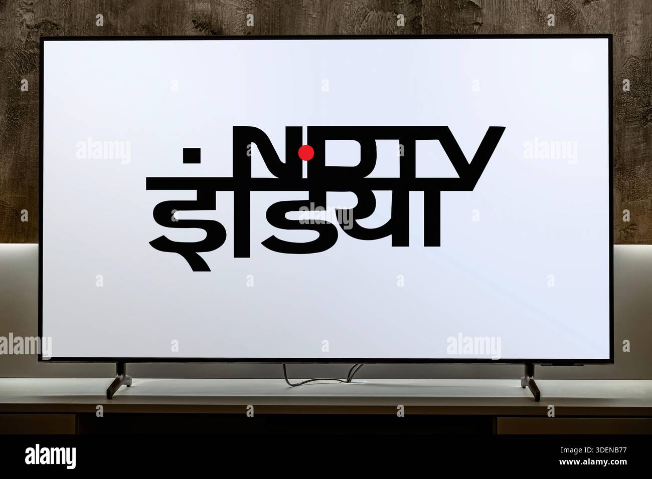 POZNAN, POL - nov 25, 2025 : téléviseur à écran plat affichant le logo de NDTV India Banque D'Images