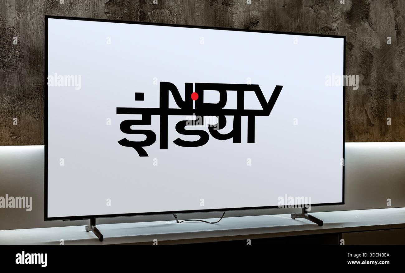 POZNAN, POL - nov 25, 2025 : téléviseur à écran plat affichant le logo de NDTV India Banque D'Images