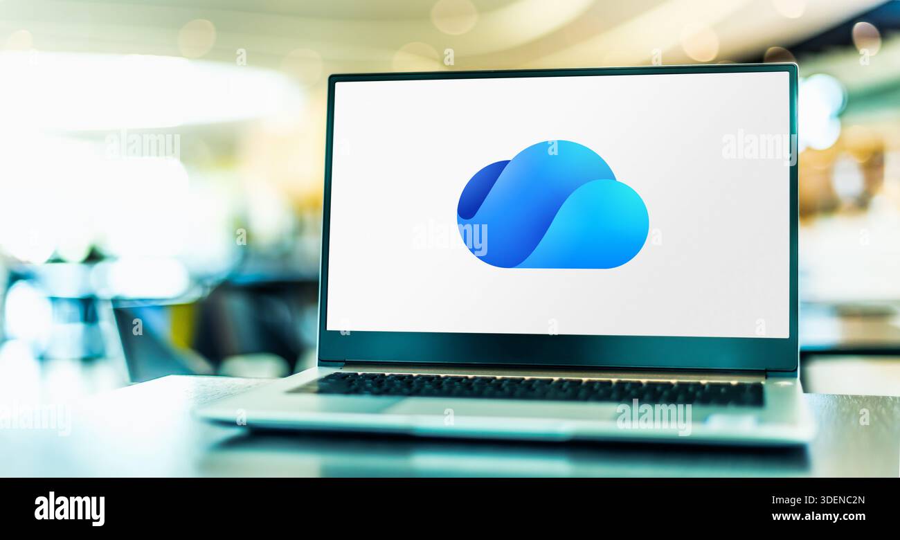POZNAN, POL - 21 nov 2025 : ordinateur portable affichant le logo de Microsoft OneDrive, un service d'hébergement de fichiers et de synchronisation exploité par MICR Banque D'Images