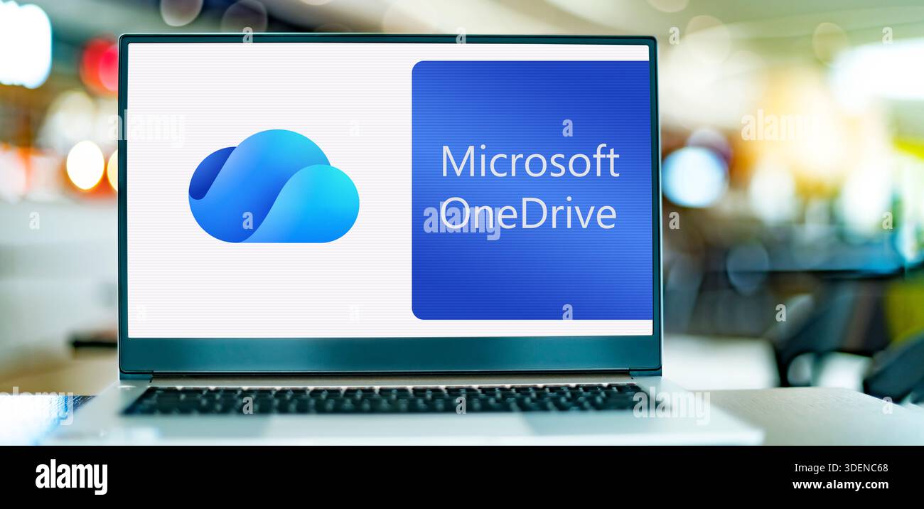 POZNAN, POL - 21 nov 2025 : ordinateur portable affichant le logo de Microsoft OneDrive, un service d'hébergement de fichiers et de synchronisation exploité par MICR Banque D'Images