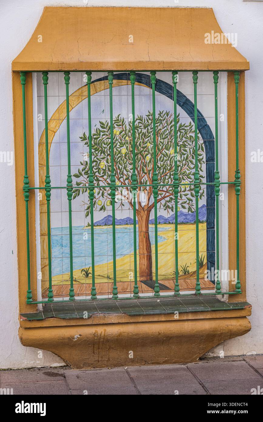 Peinture décorative d'un arbre et d'une plage sur un mur, Estepona, Espagne Banque D'Images