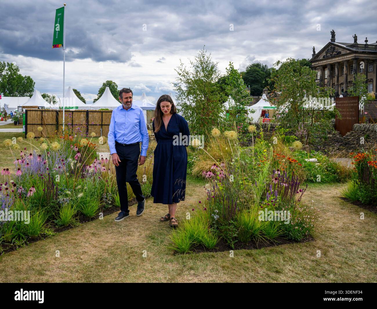 Adam Frost & Frances Tophill, présentation Making Filming BBC tv prog Gardener's World - RHS Flower Show Wentworth Woodhouse 2025, Yorkshire Angleterre Royaume-Uni. Banque D'Images
