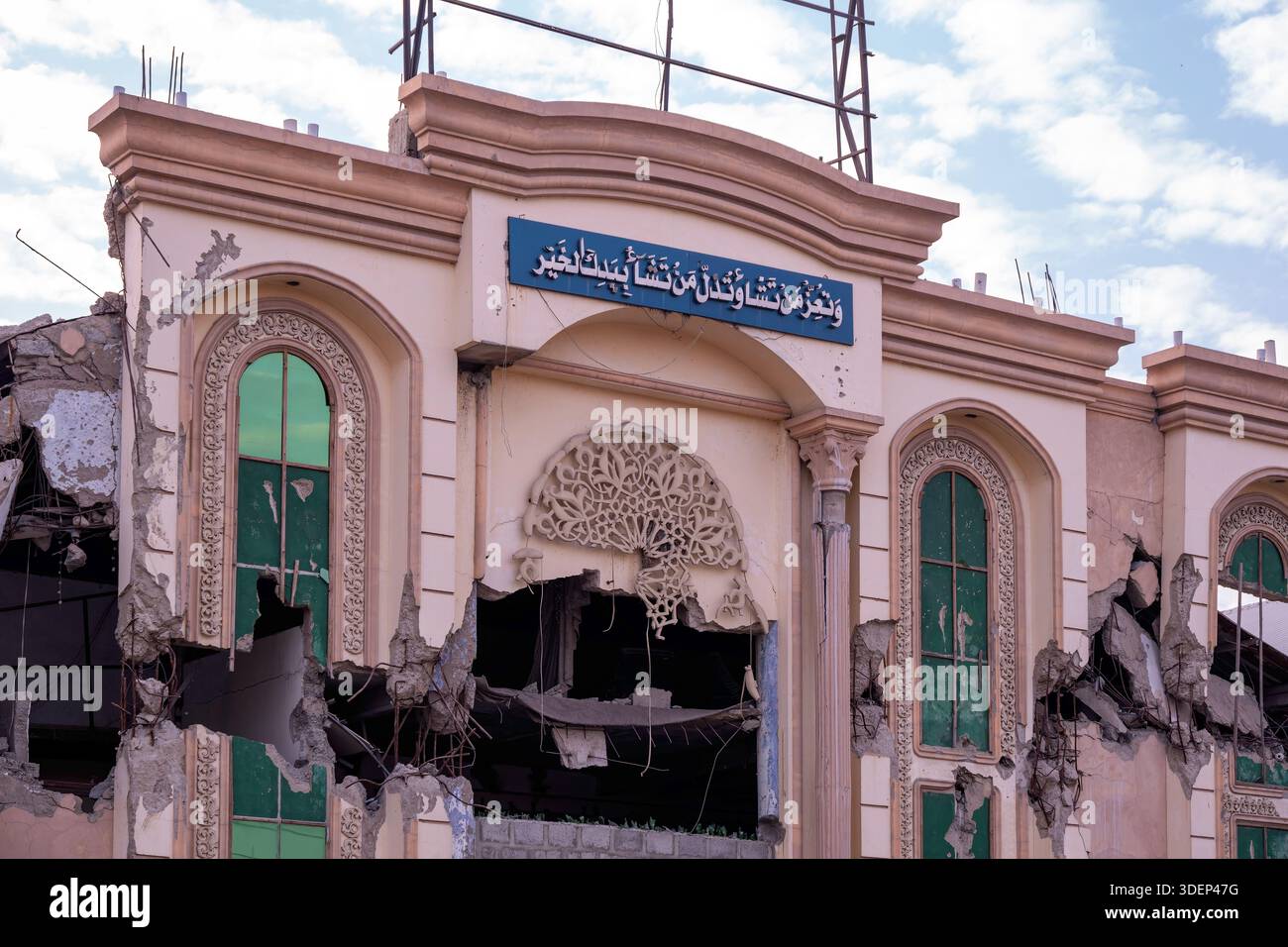 Karachi, Pakistan - Une grue démolit des structures non autorisées dans une salle de mariage près de Korangi Karachi colonies résidentielles illégales. Banque D'Images