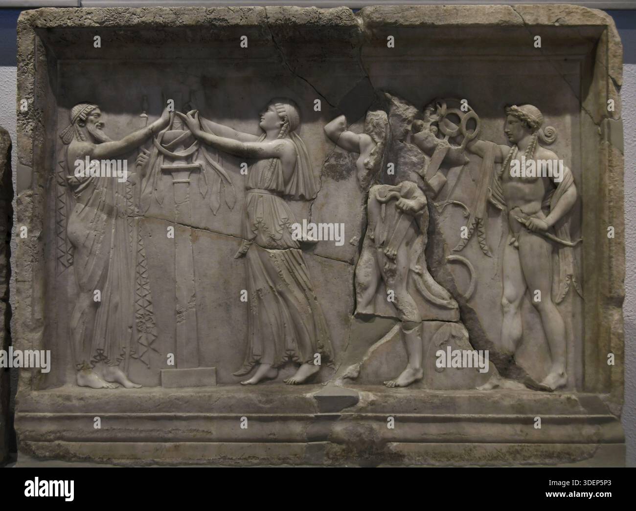 Grèce antique. Reliefs sur un panneau représentant deux scènes différentes : conflit entre Apollon et Héraclès sur la possession du trépied prophétique Delphique, et à côté de celui-ci, sans rapport avec la scène précédente, un prêtre et une prêtresse dans une attitude rituelle. Marbre. Musée archéologique du Pirée. Grèce. Banque D'Images