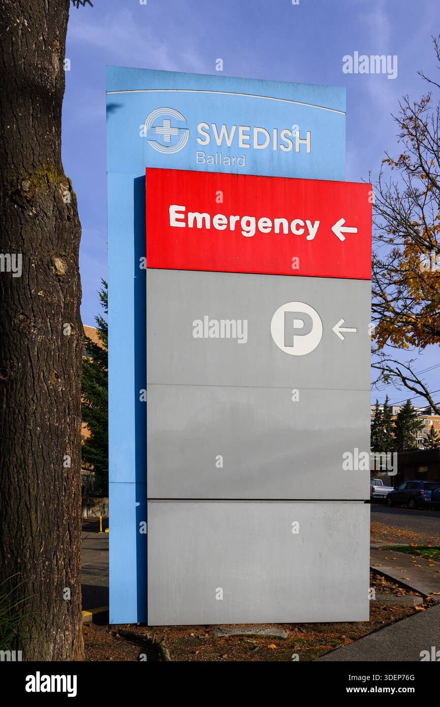 Seattle, WA, États-Unis - 9 novembre 2025;signez pour le centre médical suédois Ballard Campus avec des informations rouges sur les urgences et les directions Banque D'Images