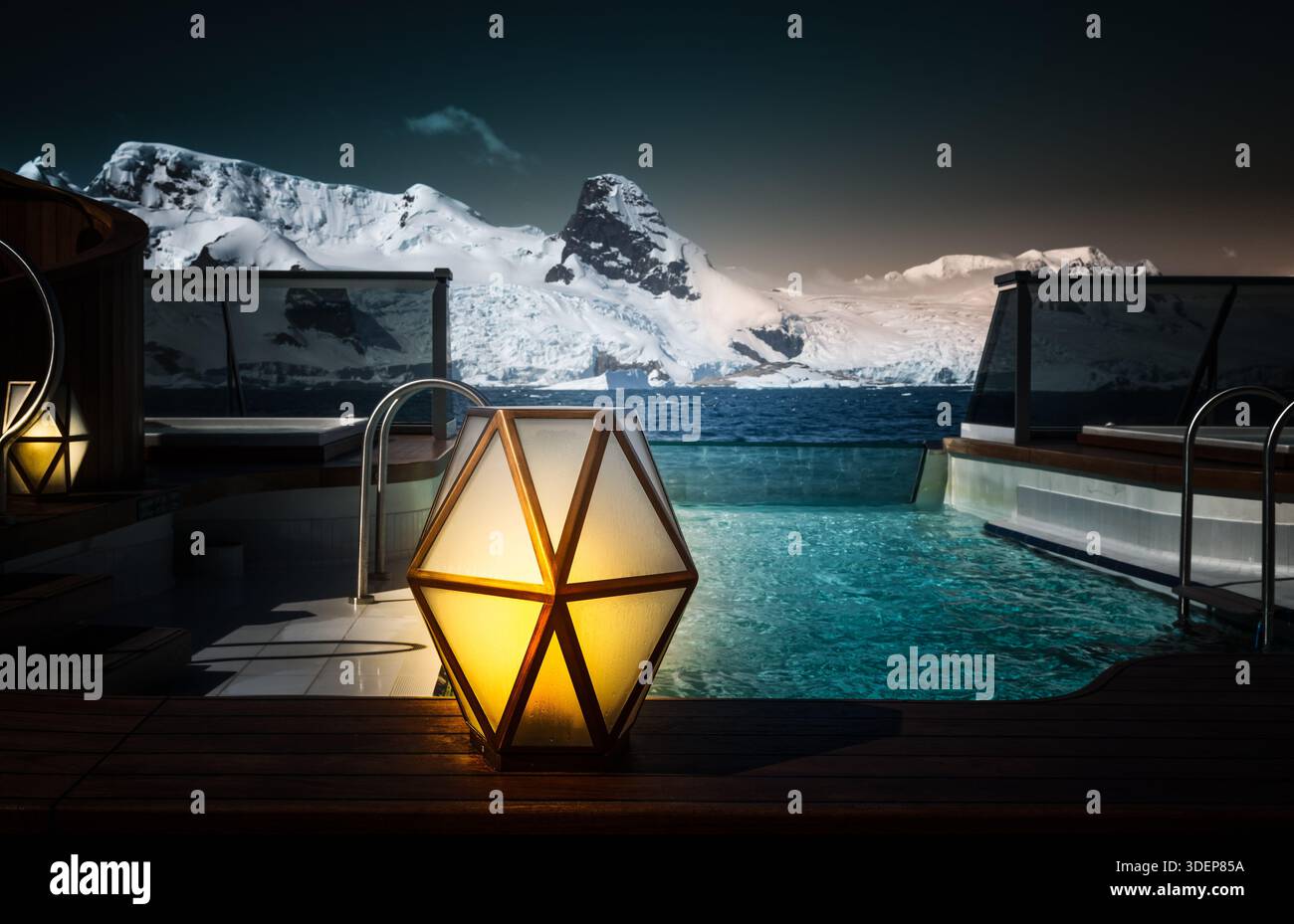 Lanterne extérieure illuminée scène hivernale Banque D'Images