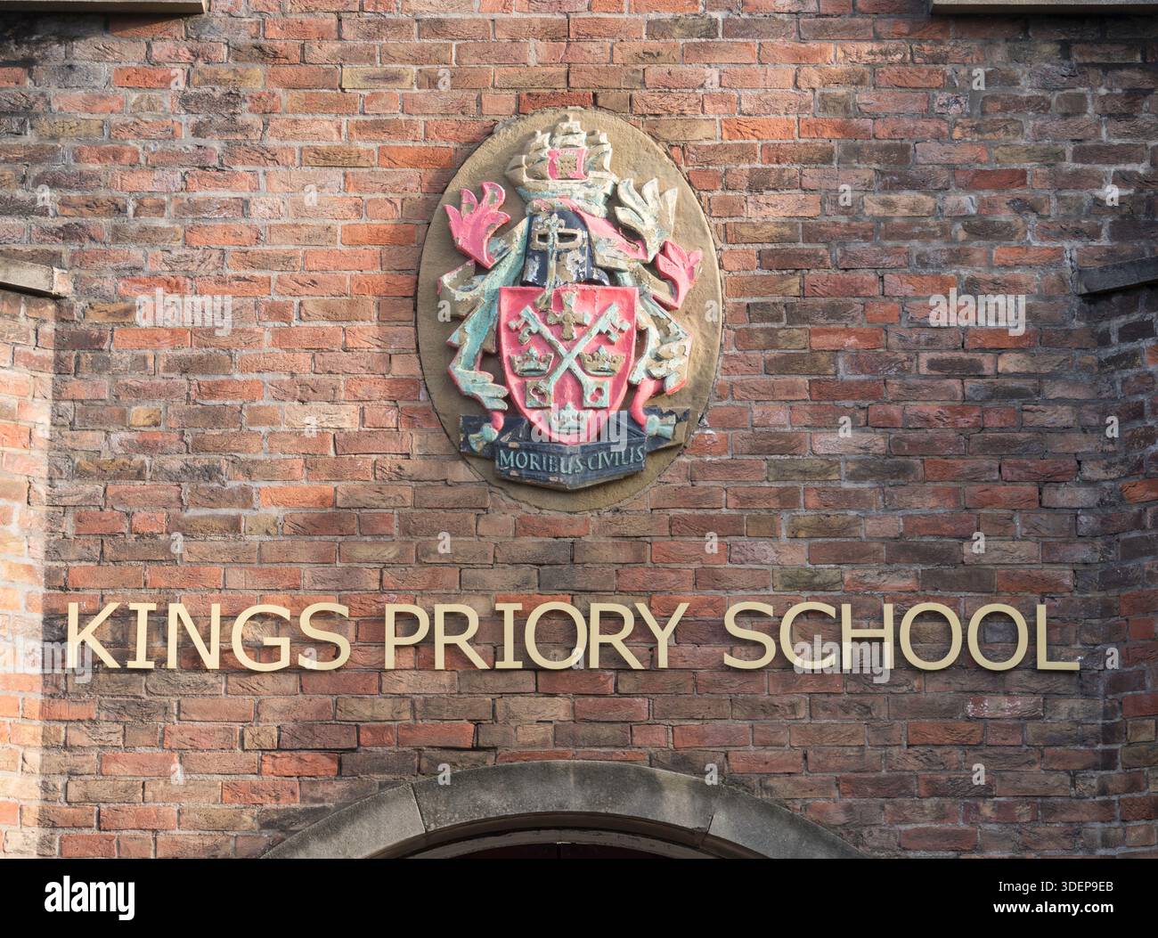 Les armoiries de Kings Priory School, une académie à Tynemouth, au nord-est de l'Angleterre, au Royaume-Uni Banque D'Images
