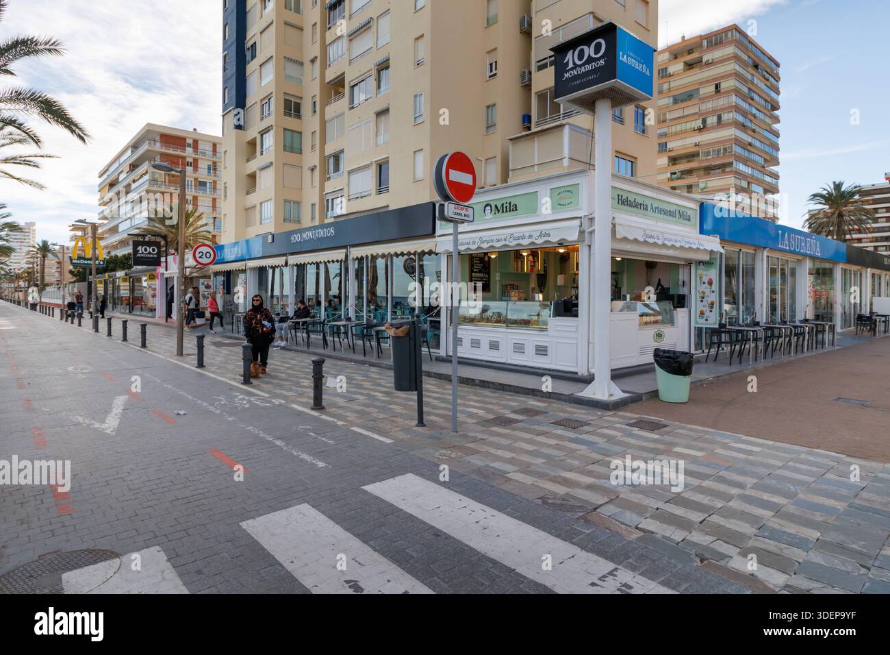 Stands de nourriture sur la promenade de la plage de San Juan le 8 janvier 2026, Espagne Banque D'Images
