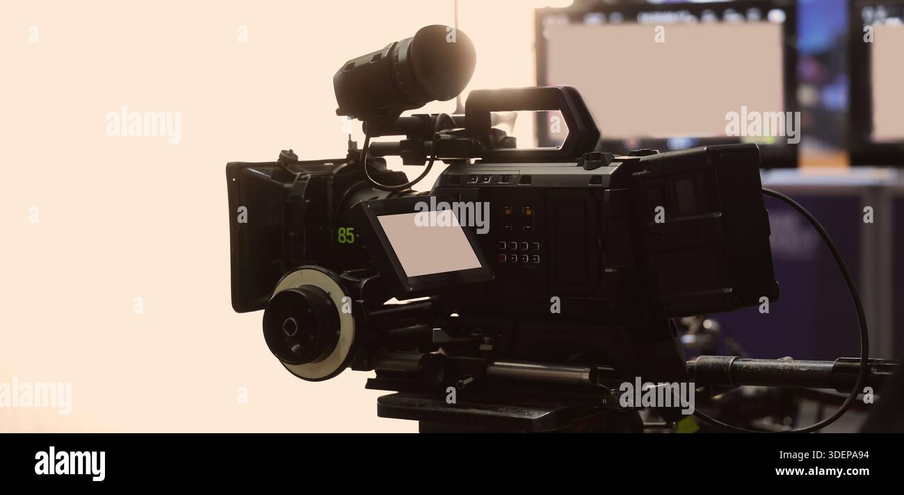 Dans les coulisses du tournage ou du tournage ou de la production vidéo avec un appareil photo et un trépied de haute qualité mis en place et un thé d'équipe de film professionnel Banque D'Images