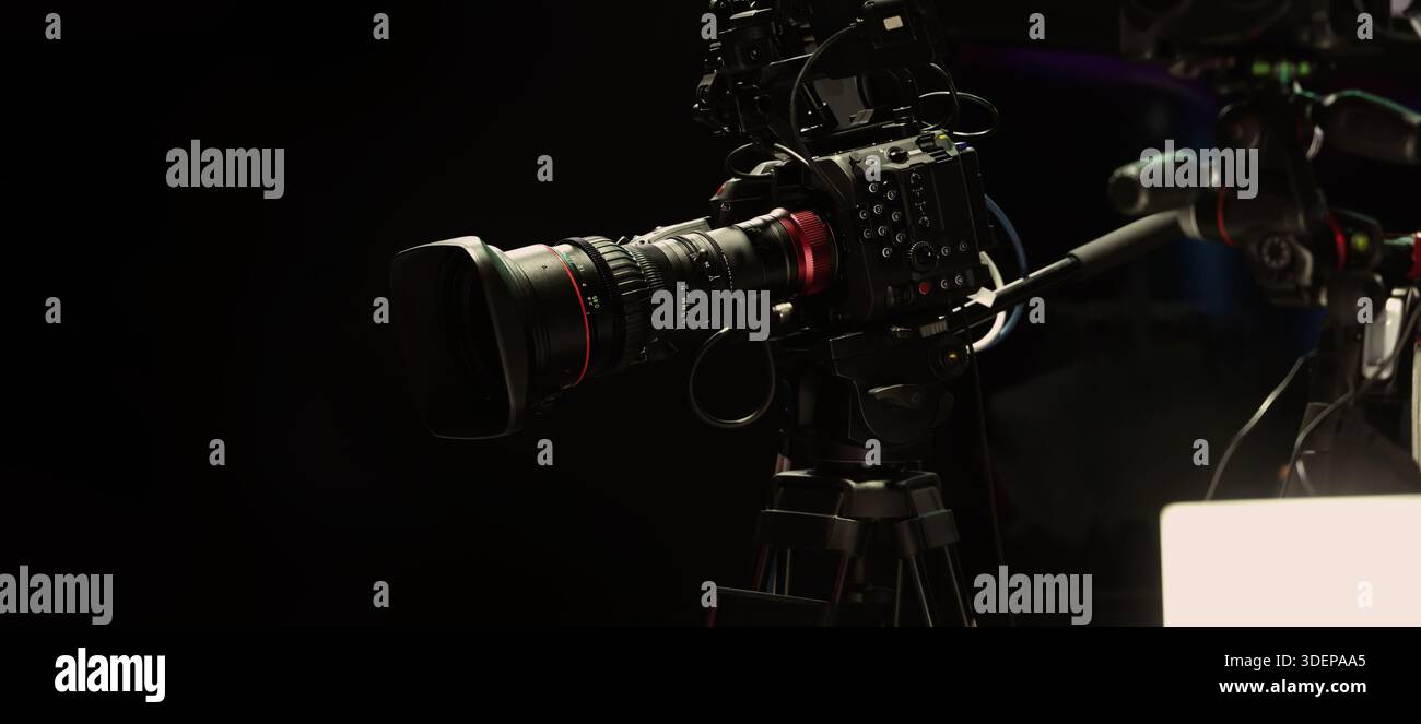 Dans les coulisses du tournage ou du tournage ou de la production vidéo avec un appareil photo et un trépied de haute qualité mis en place et un thé d'équipe de film professionnel Banque D'Images