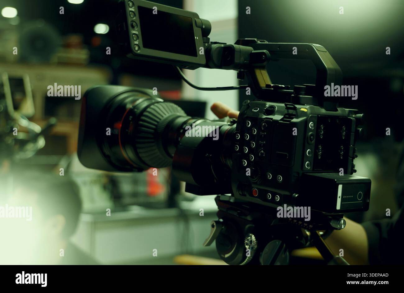 Dans les coulisses du tournage ou du tournage ou de la production vidéo avec un appareil photo et un trépied de haute qualité mis en place et un thé d'équipe de film professionnel Banque D'Images