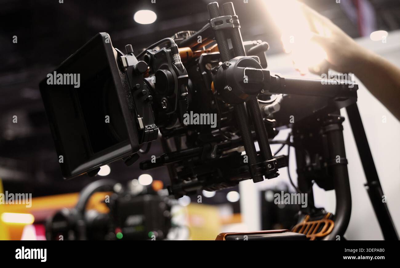 Dans les coulisses du tournage ou du tournage ou de la production vidéo avec un appareil photo et un trépied de haute qualité mis en place et un thé d'équipe de film professionnel Banque D'Images