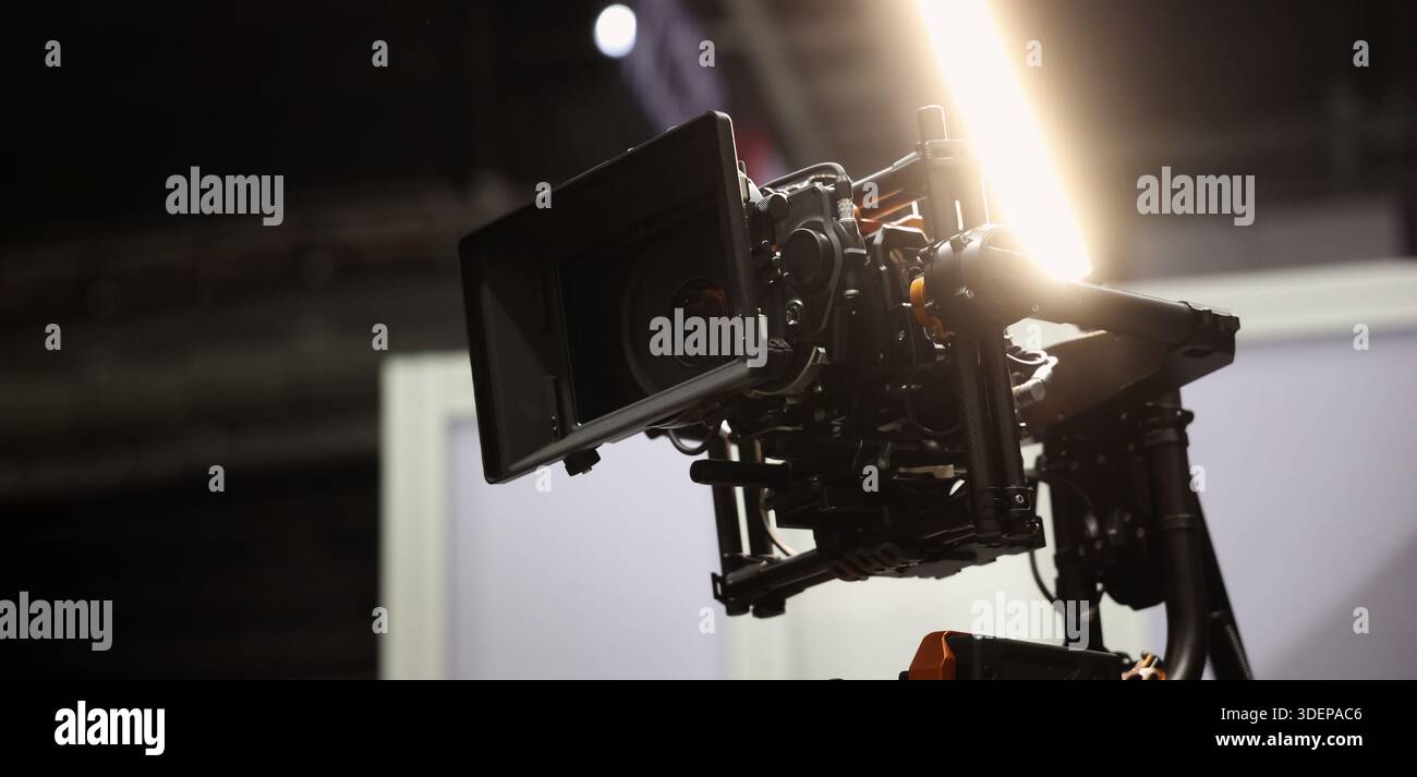 Dans les coulisses du tournage ou du tournage ou de la production vidéo avec un appareil photo et un trépied de haute qualité mis en place et un thé d'équipe de film professionnel Banque D'Images
