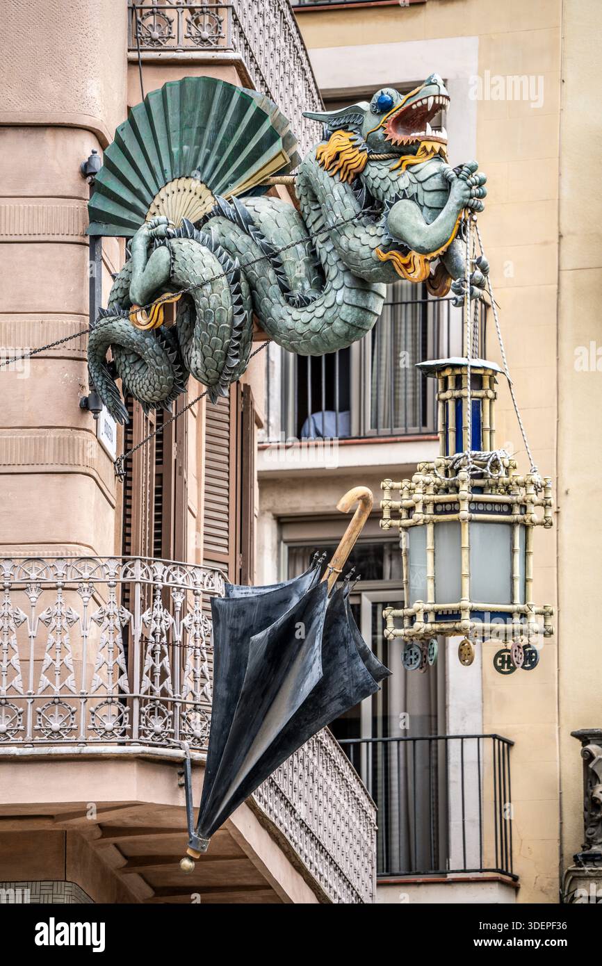 Dragon de la Maison des parapluies, Las Ramblas, Bruno Cuadros House Building, Barcelone, ​​Catalonia, Espagne Banque D'Images