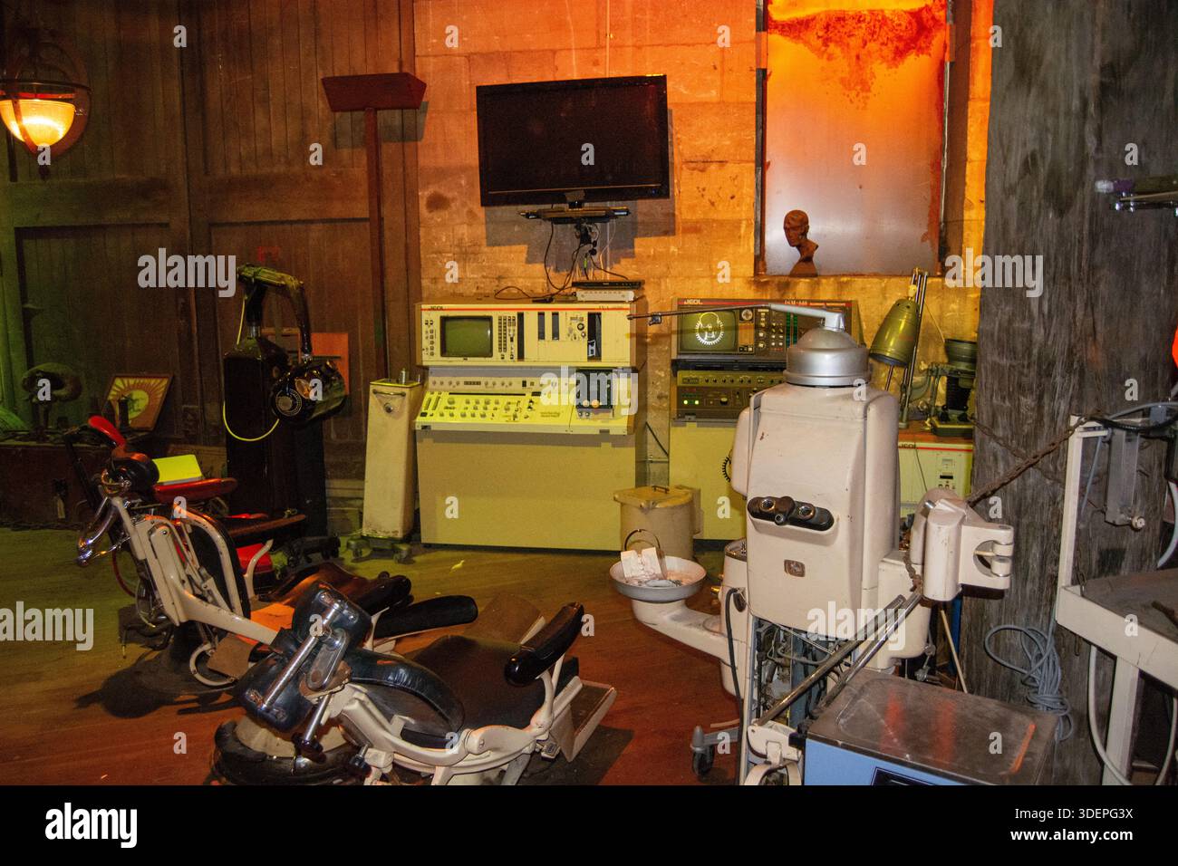 Eerie Vintage équipement médical dans une pièce faiblement éclairée Banque D'Images