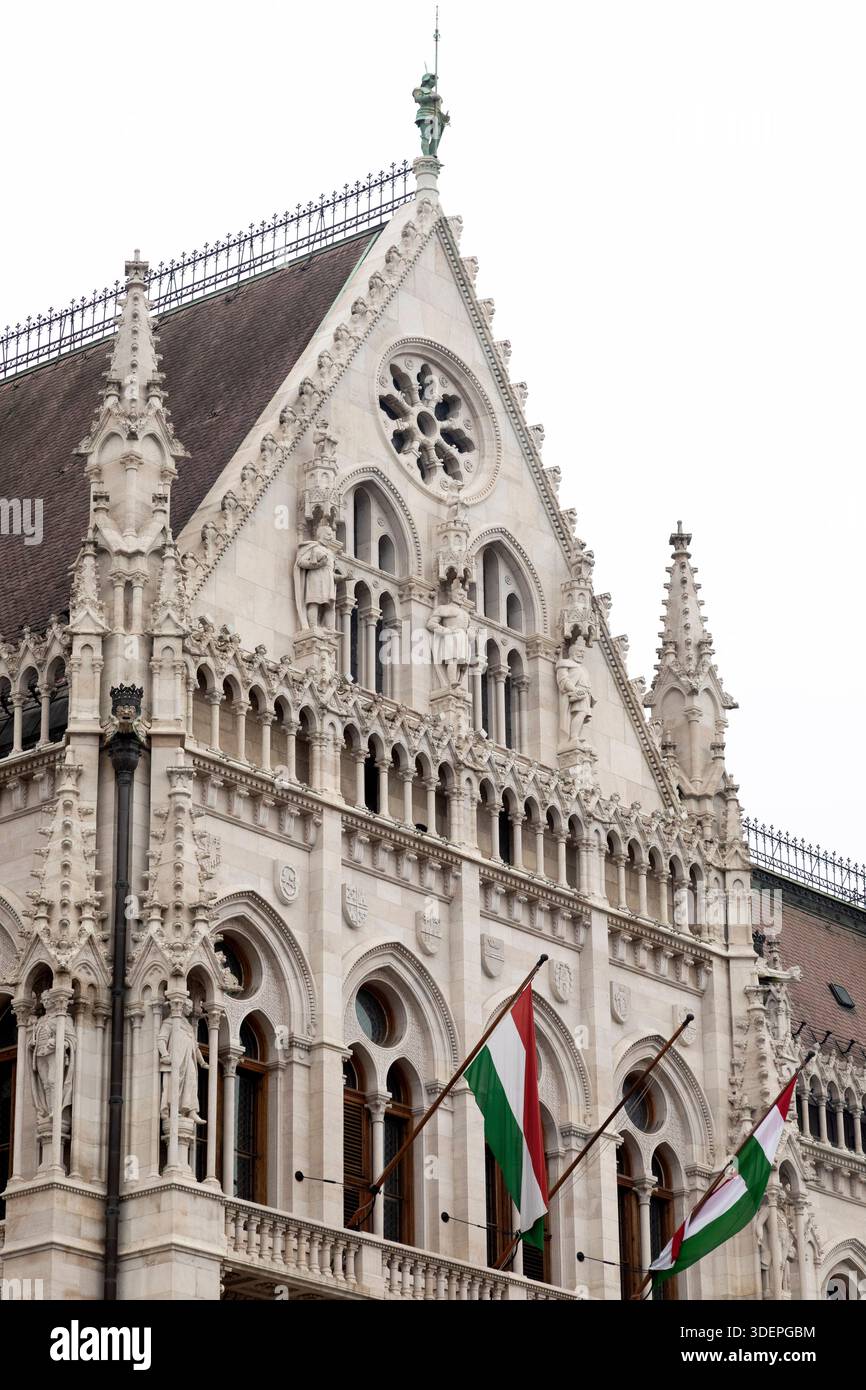 Le bâtiment du Parlement hongrois (Országház) vu de la place Kossuth à Budapest, Hongrie. Le bâtiment a été conçu par Imre Steindl. Banque D'Images