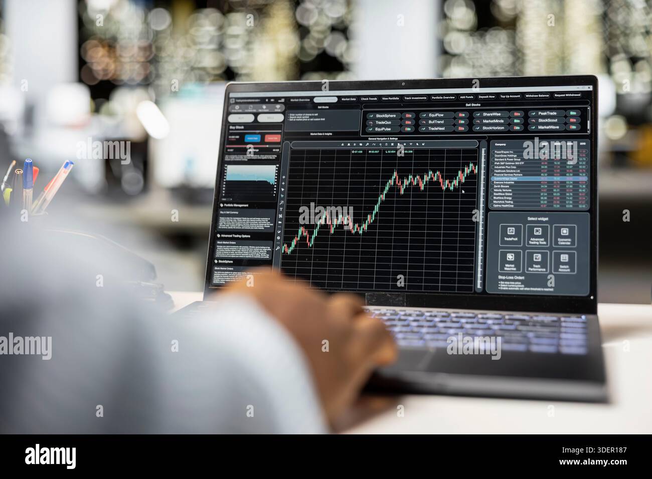 Analyste masculin noir surveillant et documentant les tendances du marché mondial, étudiant les données forex au bureau en dehors des heures de bureau. Application des connaissances financières et de l'analyse économique pour la croissance organisationnelle. Banque D'Images