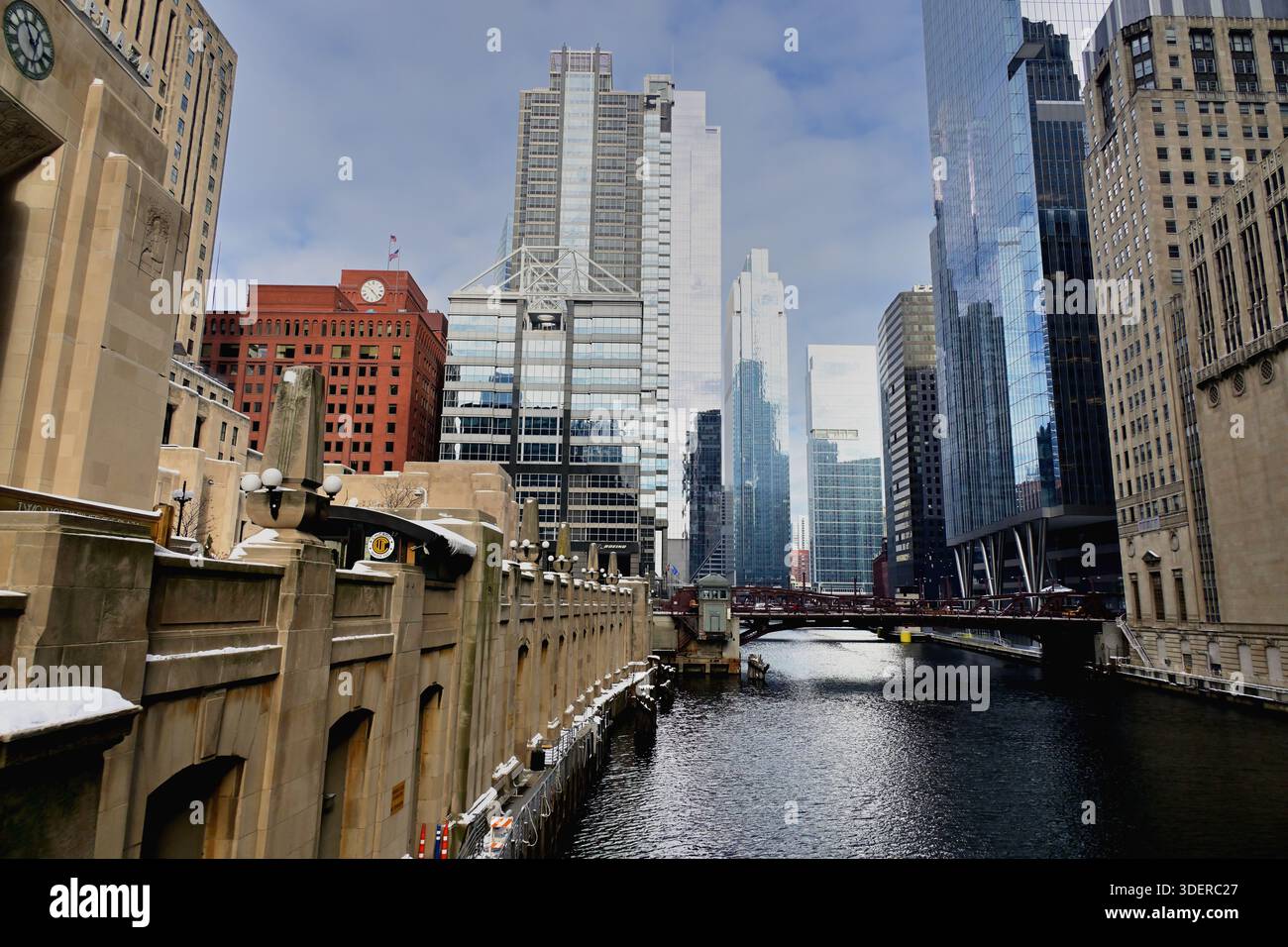 Chicago, Illinois, USA. L'architecture variée le long de la branche sud de la rivière dans le centre-ville de Chicago. Banque D'Images