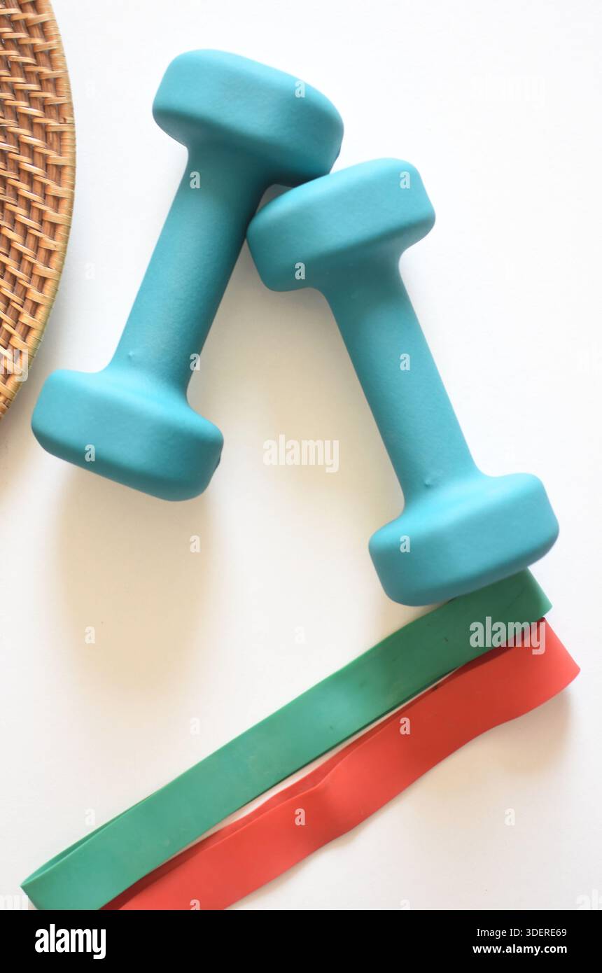 Équipement sportif, y compris haltères, bandes de résistance et bouteille d'eau, nature morte de fitness représentant un mode de vie actif, l'entraînement et le bien-être Banque D'Images