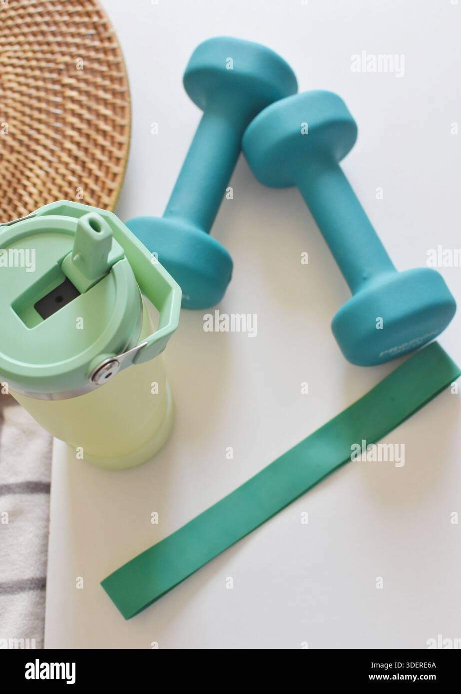 Équipement sportif, y compris haltères, bandes de résistance et bouteille d'eau, nature morte de fitness représentant un mode de vie actif, l'entraînement et le bien-être Banque D'Images