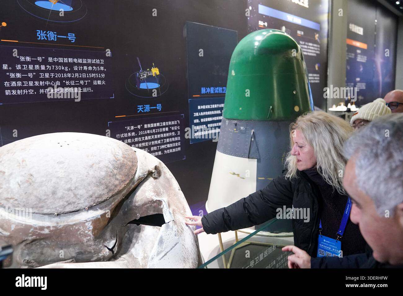 Christina Mecharla, adjointe au maire de Chalandri, Grèce, a touché la capsule de retour satellite Jianbing-1 (artefact réel) au musée aérospatial de l'Institut de technologie de Harbin à Harbin, province du Heilongjiang, le 7 janvier 2026. Harbin, China.7th janvier 2026. Le voyage d'étude 'dialogue mondial des maires · Harbin' a eu lieu à Harbin, capitale de la province du Heilongjiang, au nord-est de la Chine, le 7 janvier 2026. Des maires, des maires adjoints et des représentants municipaux de pays tels que le Canada, la Finlande, Türkiye et la Chine ont participé à l'événement. Ils se sont immergés dans une visite à l'Institut Harbin de Banque D'Images