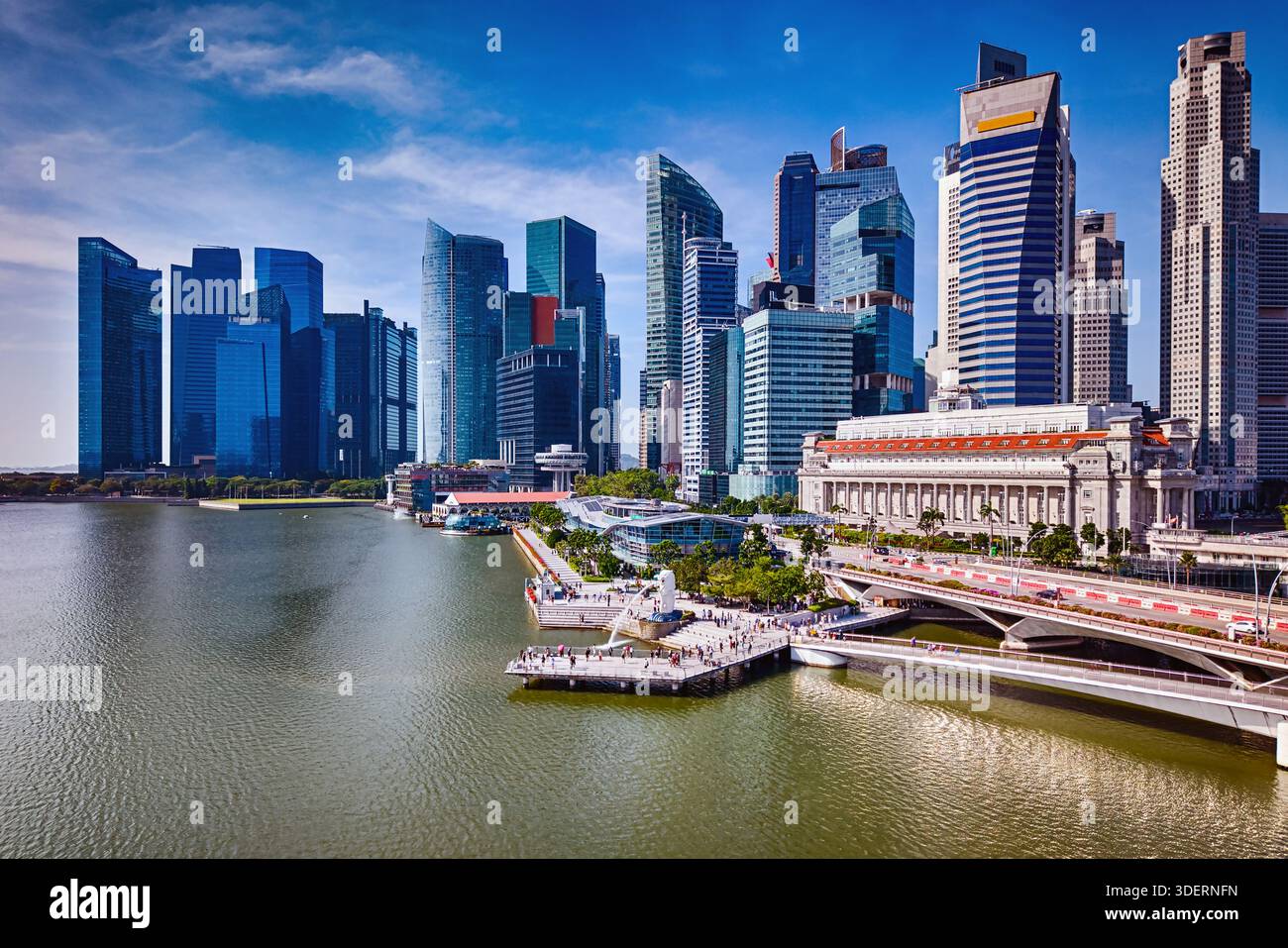 Singapour, Marina Bay, 4 janvier 2026 : vue aérienne de Marina Bay, avec Merlion Park et le quartier financier de Marina Bay Banque D'Images