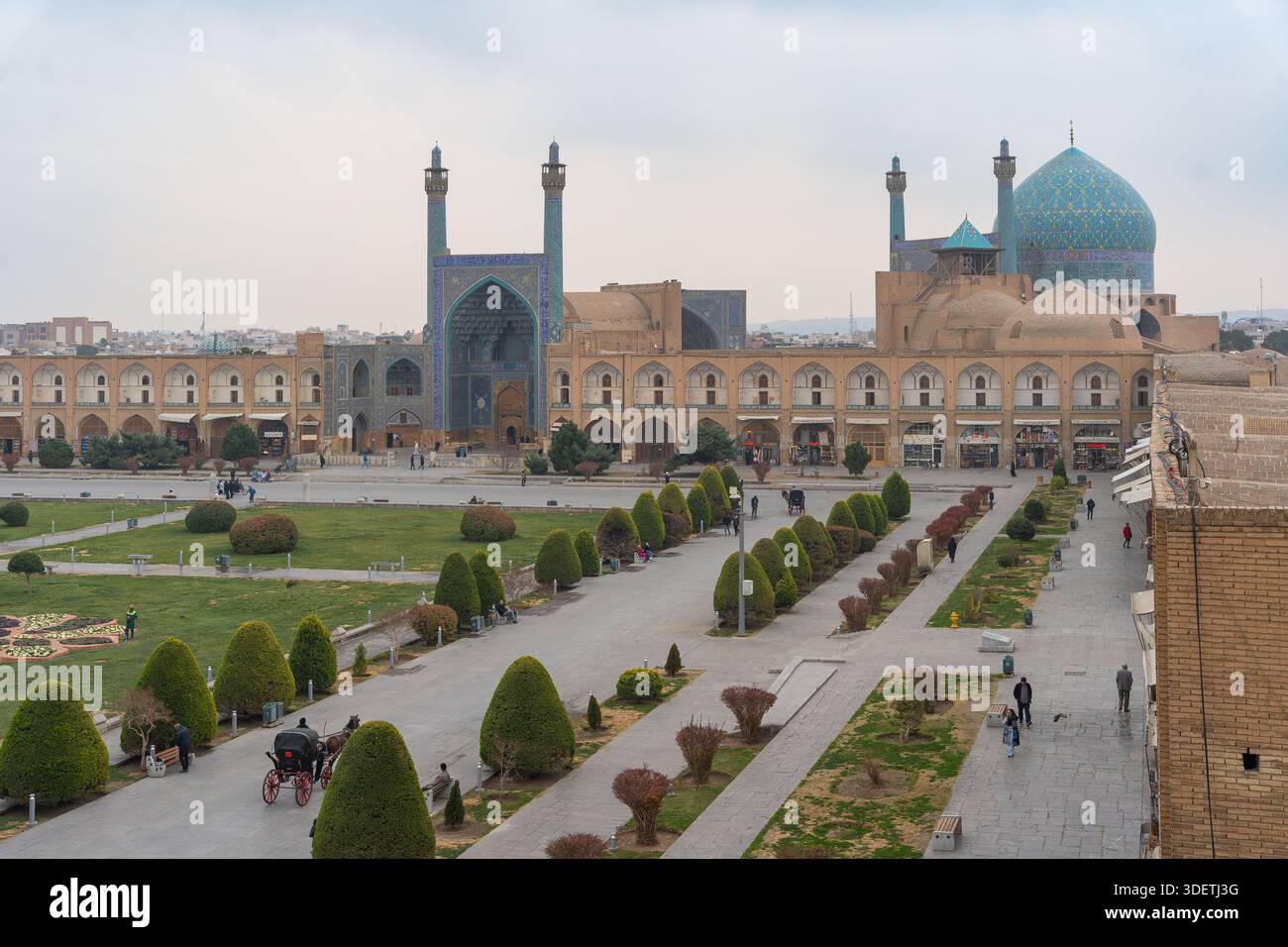 La mosquée Shah et les calèches tirées par des chevaux à Naqsh-e Jahan Square, Ispahan, Iran Banque D'Images