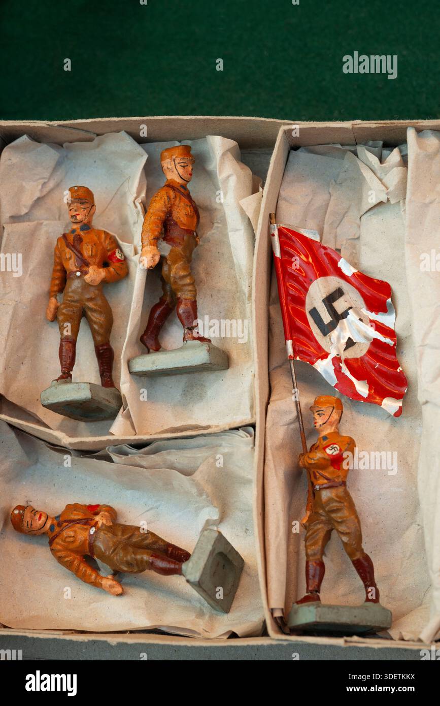 Italie, Lombardie, marché aux puces, figurines nazies allemandes jouets pour enfants Banque D'Images