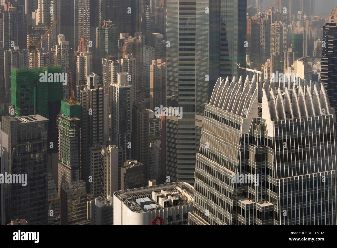 Grues de construction construisez des gratte-ciel dans le quartier central de Hong Kong, un centre pour la finance et les affaires. Banque D'Images